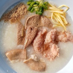โจ๊กทรงเครื่อง หมูเด้ง ตับ  ไส้