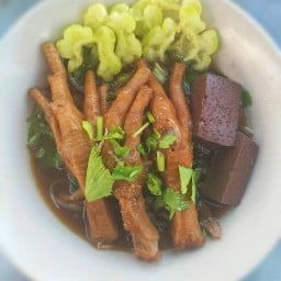 ก๋วยเตี๋ยวหมู-ไก่ น้ำแดงน้ำตก(ลุ่มโพธิ์ติดร้านโรตี)