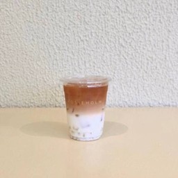Fresh milk tea with white boba