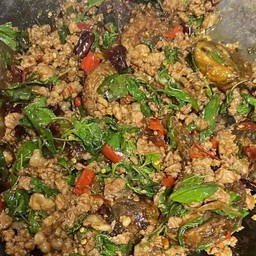 ผัดกระเพราพริกแห้ง(กับข้าว)