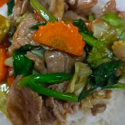 ผัดผักรวม หมูชิ้น ราดข้าว