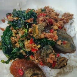 กระเพราไข่เยี่ยวม้าราดข้าว