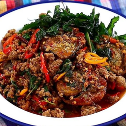 กะเพราไข่เยี่ยวม้าเนื้อสับ