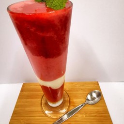 Strawberry Yoghurt Shake สตรอเบอร์รี่โยเกิร์ตปั่น