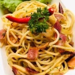สปาเก็ตตี้ผัดไส้กรอกเบคอนพริกแห้ง