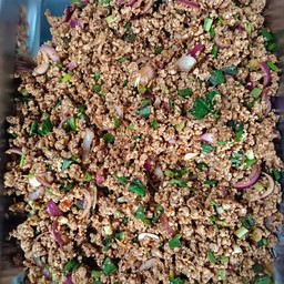 ลาบหมูสูตรของทางร้าน ที่อร่อยลงตัว เนื้อหมูไม่จืด ไม่เหนียว ไม่สาบ หอมตั้งแต่เนื