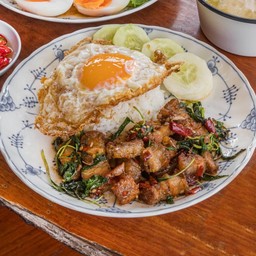 กระเพราหมูกรอบ