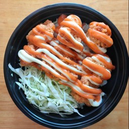 ข้าวหน้าไก่คาราเกะซอสสไปซี่ญี่ปุ่น