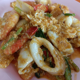 ทะเลผัดผงกะหรี่ราดข้าว