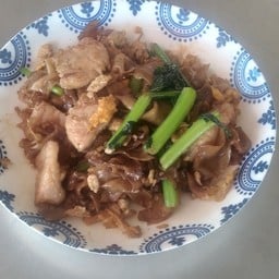 เส้นใหญ่ผัดซีอิ๋วหมู