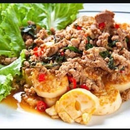 ผัดกระเพราเต้าหู้หมูสับราดข้าว