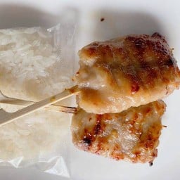 INT (ลูกชิ้นปิ้งและหมูปิ้งโบราณ) ซอยโกข้ม
