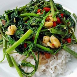 ผัดผักบุ้งไฟแดงราดข้าว