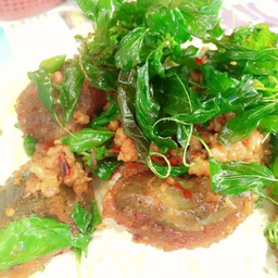 กะเพราไข่เยี่ยวม้าใส่หมูสับ