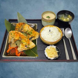 แก้มปลาแซลมอนราดซอสมิโสะ เซ็ต (Kama Misoyaki Set)