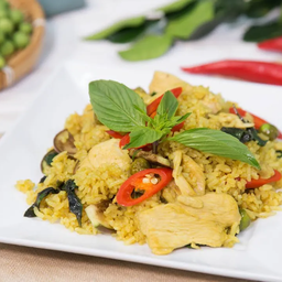 ข้าวผัดแกงเขียวหวานไก่ green curry fried rice with chicken