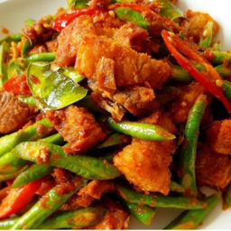 ข้าวพริกแกงหมูกรอบ