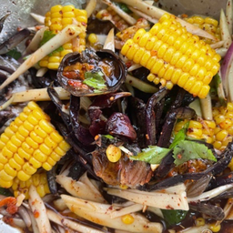 ยำมะม่วง ข้าวโพดปูจืด