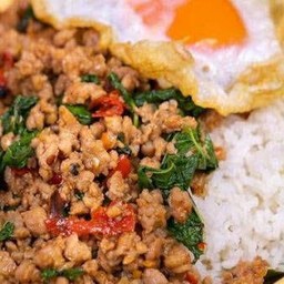 ผัดกะเพราราดข้าว