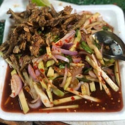 ยำมะม่วงปลากรอบ