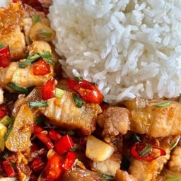 หมูกรอบคั่วพริกเกลือราดข้าว