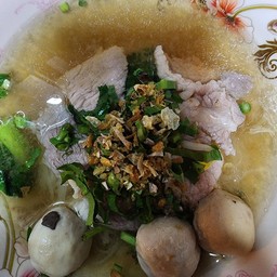 ก๋วยเตี๋ยวไก่เจ๊หน่อย ข้างโรงแรมยามาโต