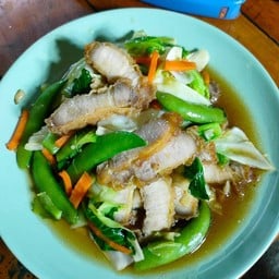 ผัดผักรวมหมูกรอบ