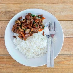 ข้าวราดกระเพราเครื่องในไก่+ไข่ดาว