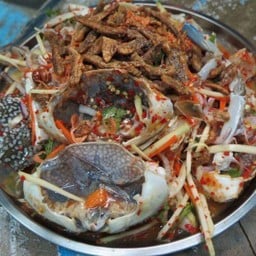 ยำมะม่วงปูม้า ปลากรอบ