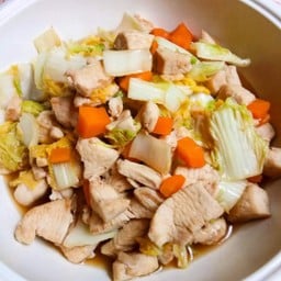 อกไก่ผัดผักกาดขาวใส่แครอท ราดข้าว