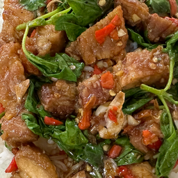 กระเพราหมูกรอบเป็น(กับข้าว)