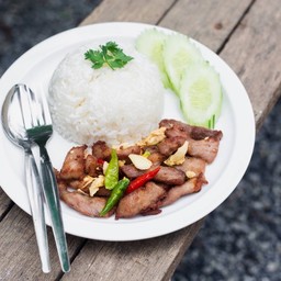 ข้าวหมูทอดกระเทียมพริก