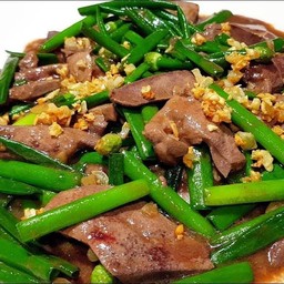 ผัดดอกหอมใส่ตับหมู