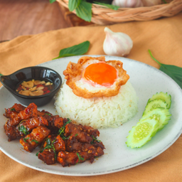 โคตรกะเพราหมูกรอบ+ไข่ดาว