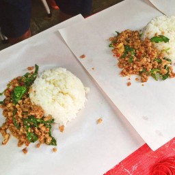 กะเพรา 33 บาท สาขา มุขมนตรี