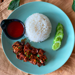 ข้าวกระเทียมพริกไทยเครื่องในไก่