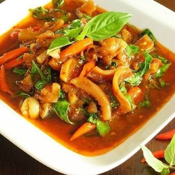 ปลาหมึกกรอบผัดพริกเผาใบโหระพา
