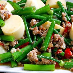 ผัดดอกหอมใส่เต้าหู้ไข่ ราดข้าว