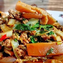 ผัดกะเพราหมูสับ+ปลาหมึกกรอบ