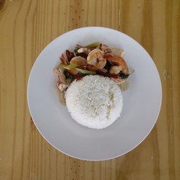 ข้าวราดกระเพรารวมกุ้ง+หมึก