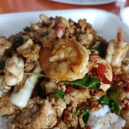 กระเพรารวมทะเลป็นกับข้าว