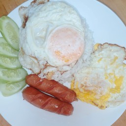 ข้าวไข่ดาว 1 ฟอง + ไส้กรอก 2 ชิ้น (ในภาพเป็นพิเศษเพิ่มไข่ดาว)