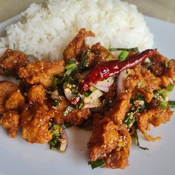 ข้าวไก่กรอบยำแซ่บ