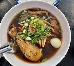 ก๋วยเตี๋ยวไก่ตุ๋นมะระ