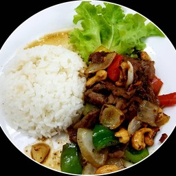 ข้าวเนื้อหั่นเต๋าผัดพริกไทยดำราดข้าว