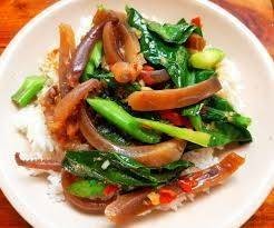 ผัดคะน้าปลาหมึกกรอบ ราดข้าว