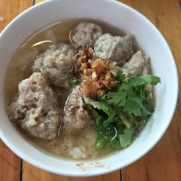 ก๋วยเตี๋ยวน้ำใสหมูเด้ง