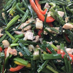 หมูผัดดอกหอม