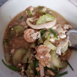 แตงกวาผัดไข่ใส่กุ้งกับหมึก ราดข้่าว