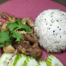ข้าวราดหมูทอดกระเทียมพริกไทย